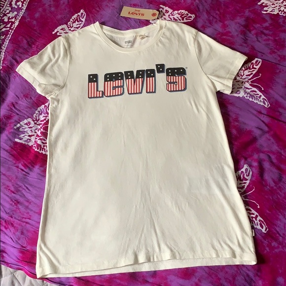 🥰 2/$25 Levi’s patriotic tee - Picture 1 of 3